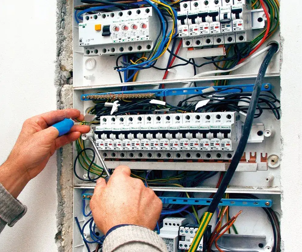 Zdjęcie Skrzynka rozdzielcza zewnętrzna: kluczowy element instalacji