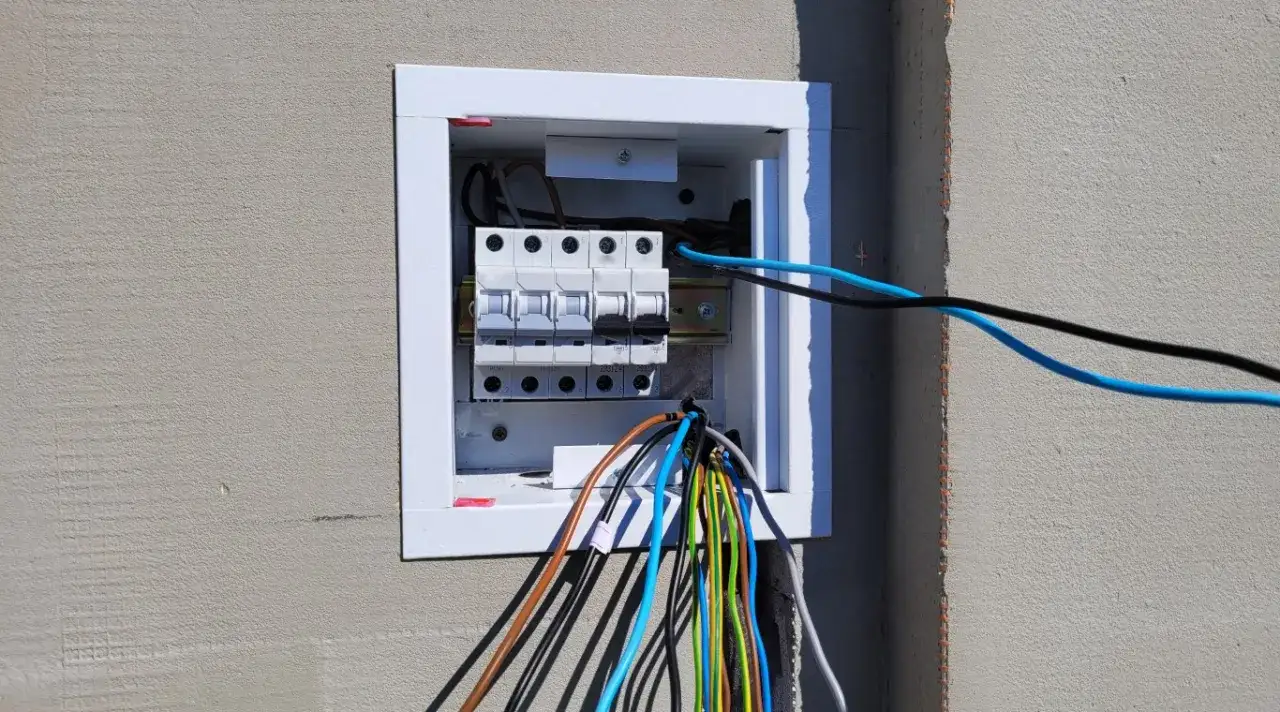 Zdjęcie Przeniesienie skrzynki elektrycznej - legalnie i bezpiecznie