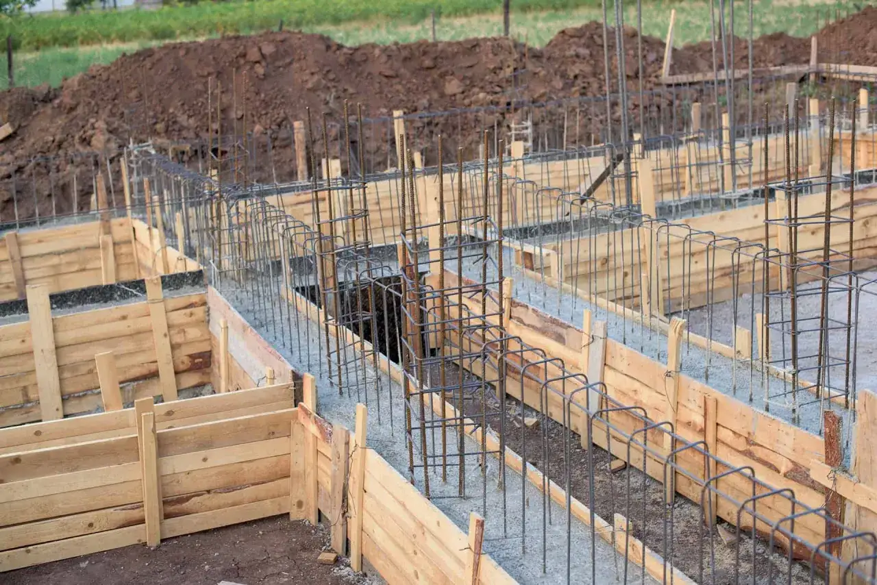 Budowa fundamentów: drewniane szalunki, zbrojenie i wylany beton. Jaki beton na fundament wybrać, by był trwały?