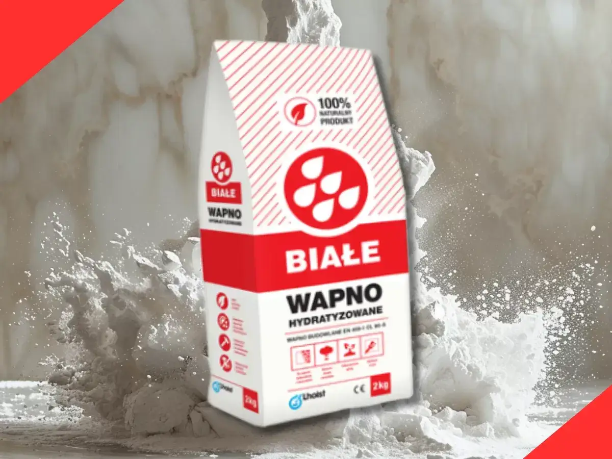 Białe wapno budowlane w worku, otoczone chmurą pyłu. Idealne do prac remontowych.