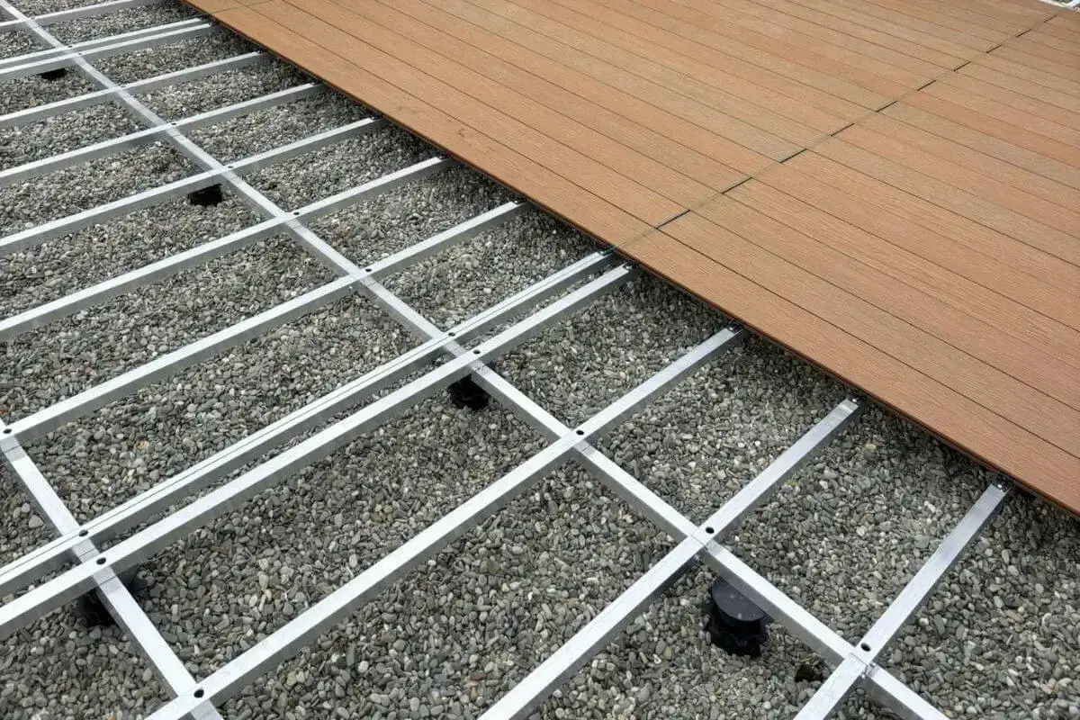 Konstrukcja tarasu z aluminiowym legarem kompozytowym, gotowa do ułożenia desek.