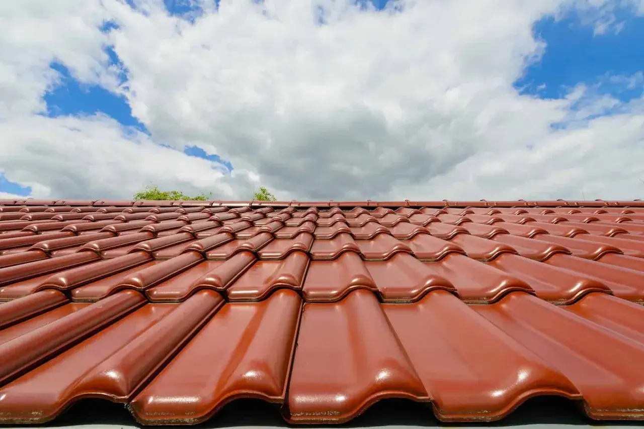 Czerwona dachówka ceramiczna, idealna na nowy dach. Sprawdź aktualną dachówka ceramiczna cena za m2.